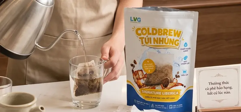 Brewing a steeped coffee bag with hot water at a bakery counter