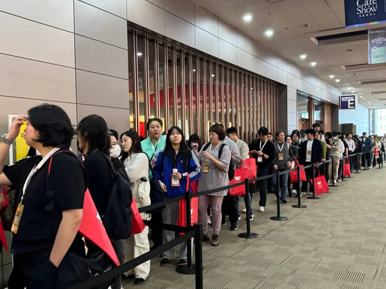 Visitors queuing at the entrance of Cafe Show Seoul 2024