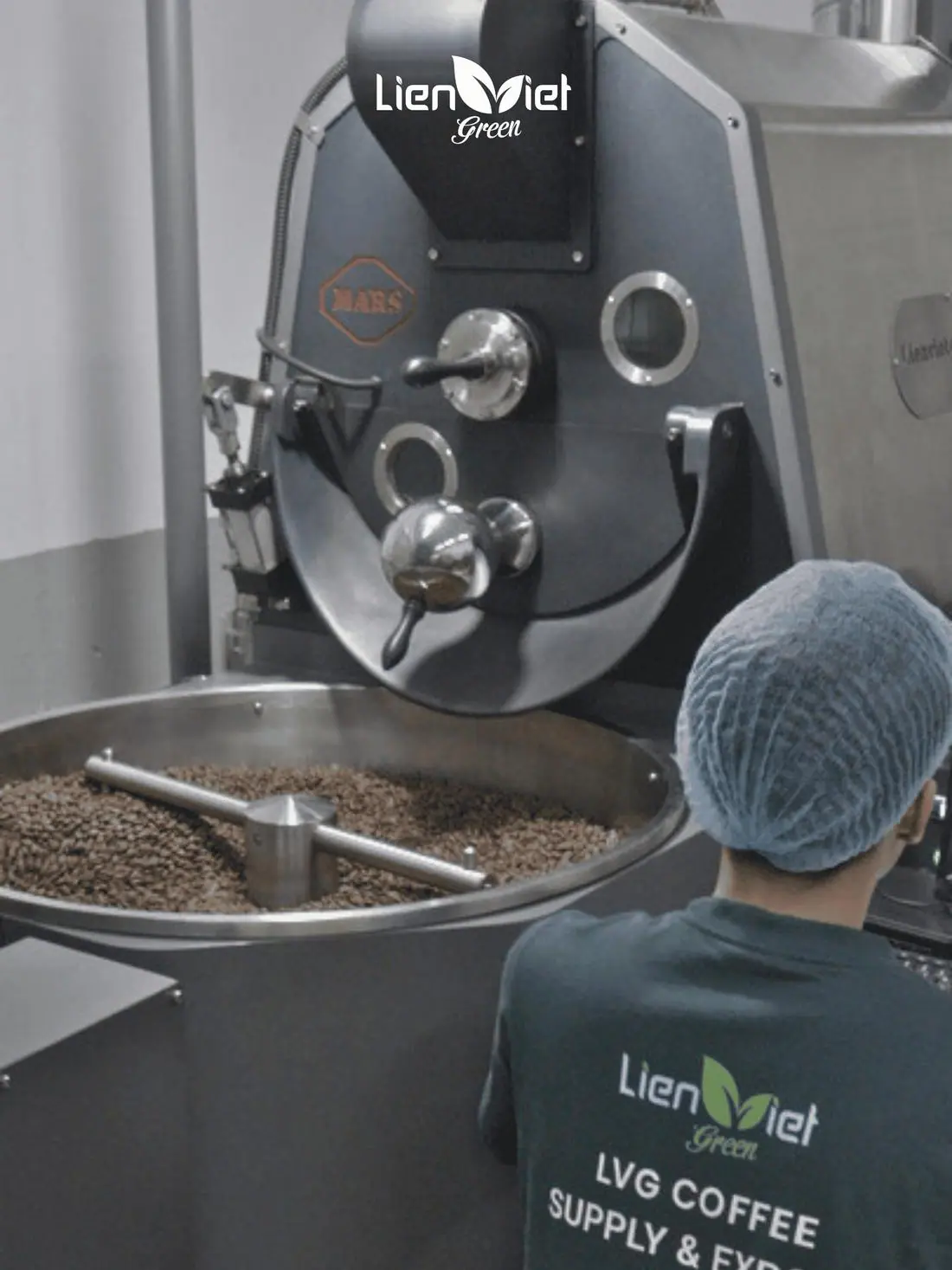 Xả mẻ rang cà phê tại xưởng rang Liên Việt Green