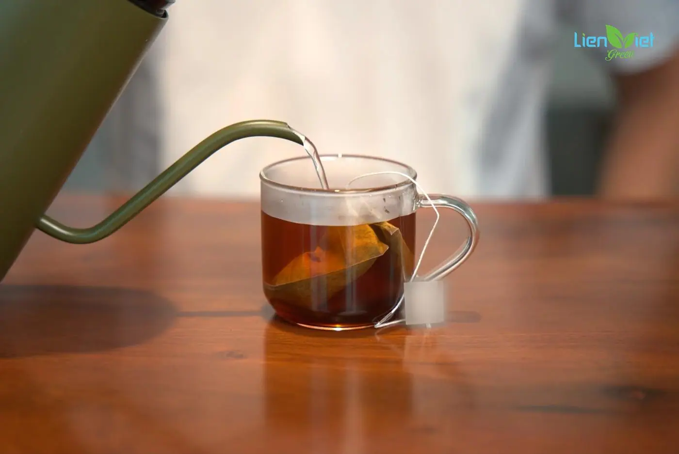 Rót nước sôi vào ly thuỷ tinh có túi cà phê nhúng