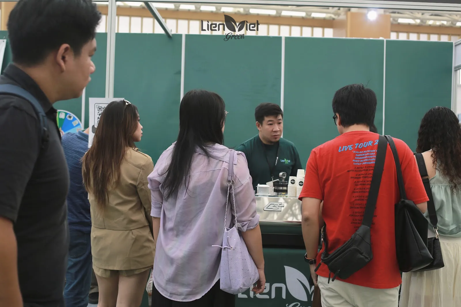 Khách đứng trước quầy pha của Liên Việt Green nghe nhân viên giới thiệu cà phê
