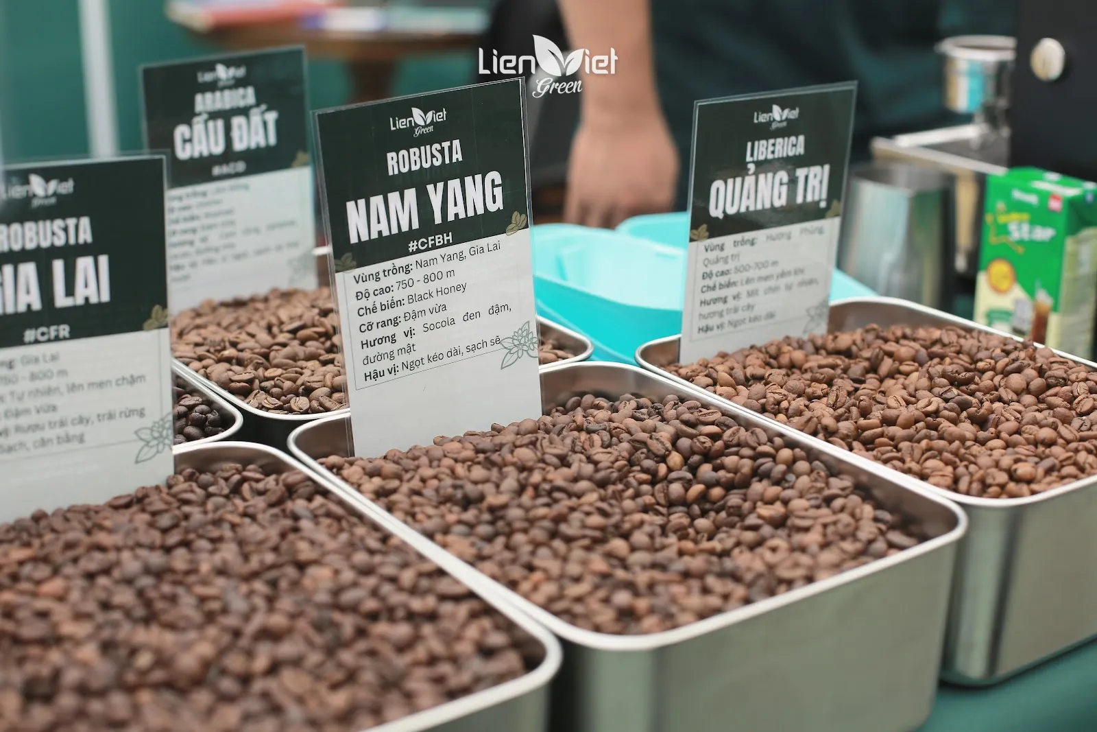 Bốn khay hạt rang được trưng bày tại gian hàng