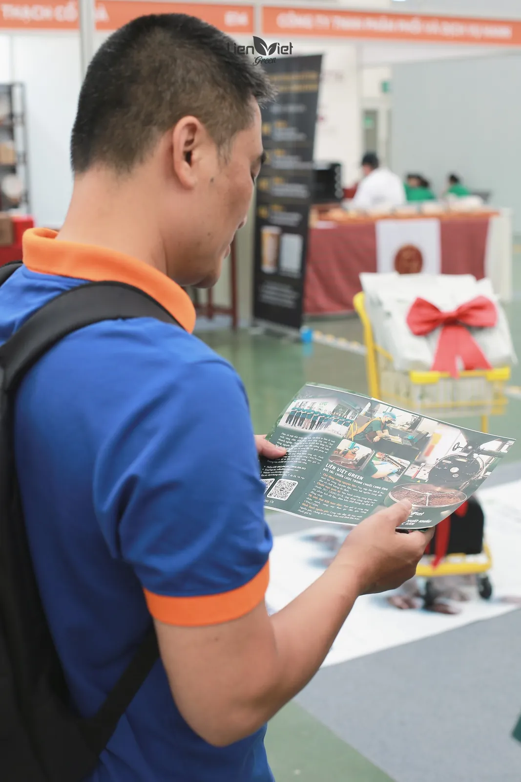 Khách tham quan tìm hiểu thông tin về xưởng rang Liên Việt Green tại Cafe Show 2026.