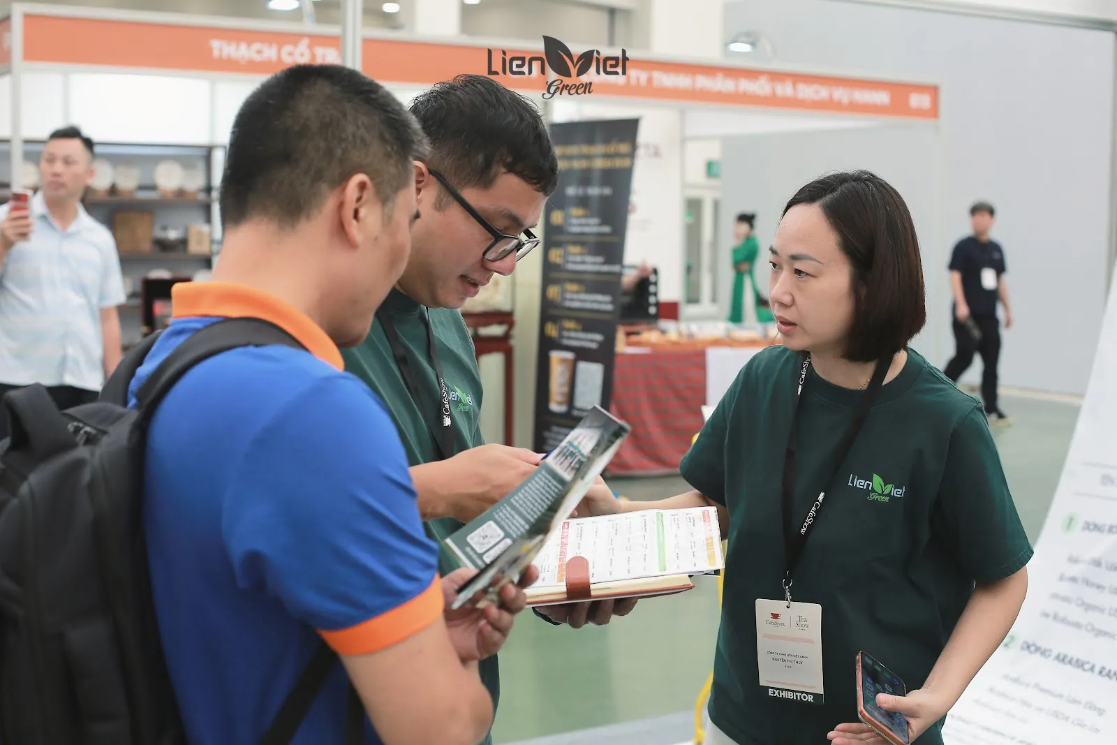 Nhân viên Liên Việt Green tư vấn danh mục sản phẩm cho khách hàng.