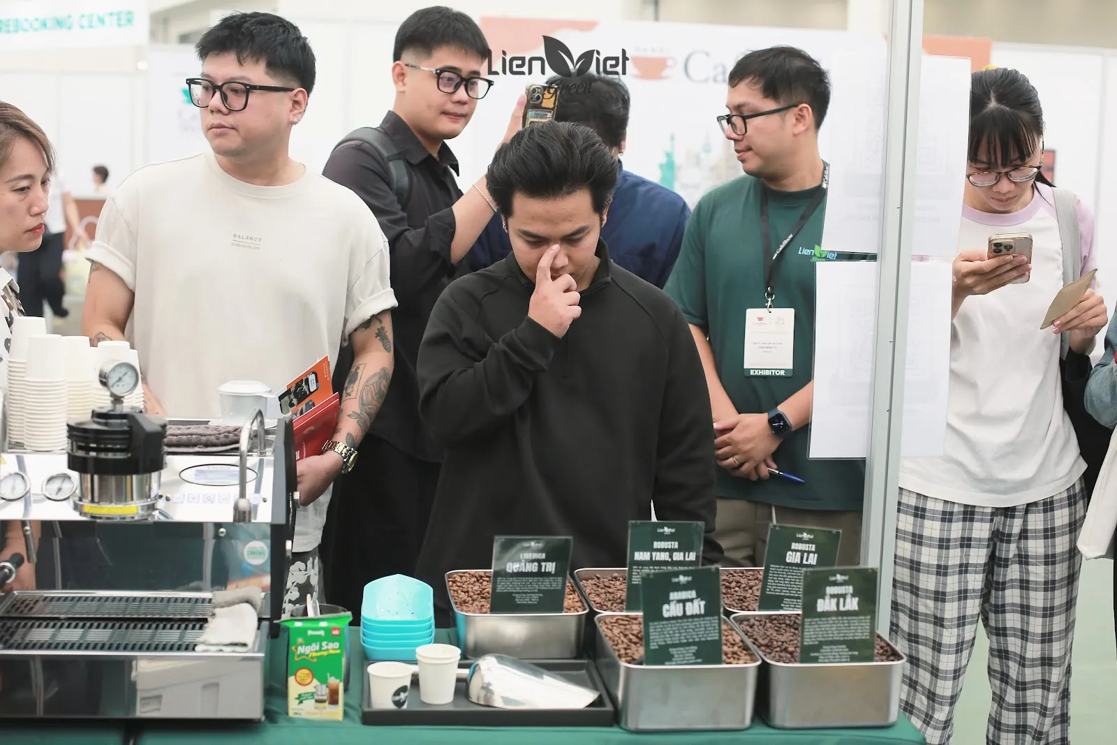 Các khay cà phê rang được phân loại theo vùng nguyên liệu.