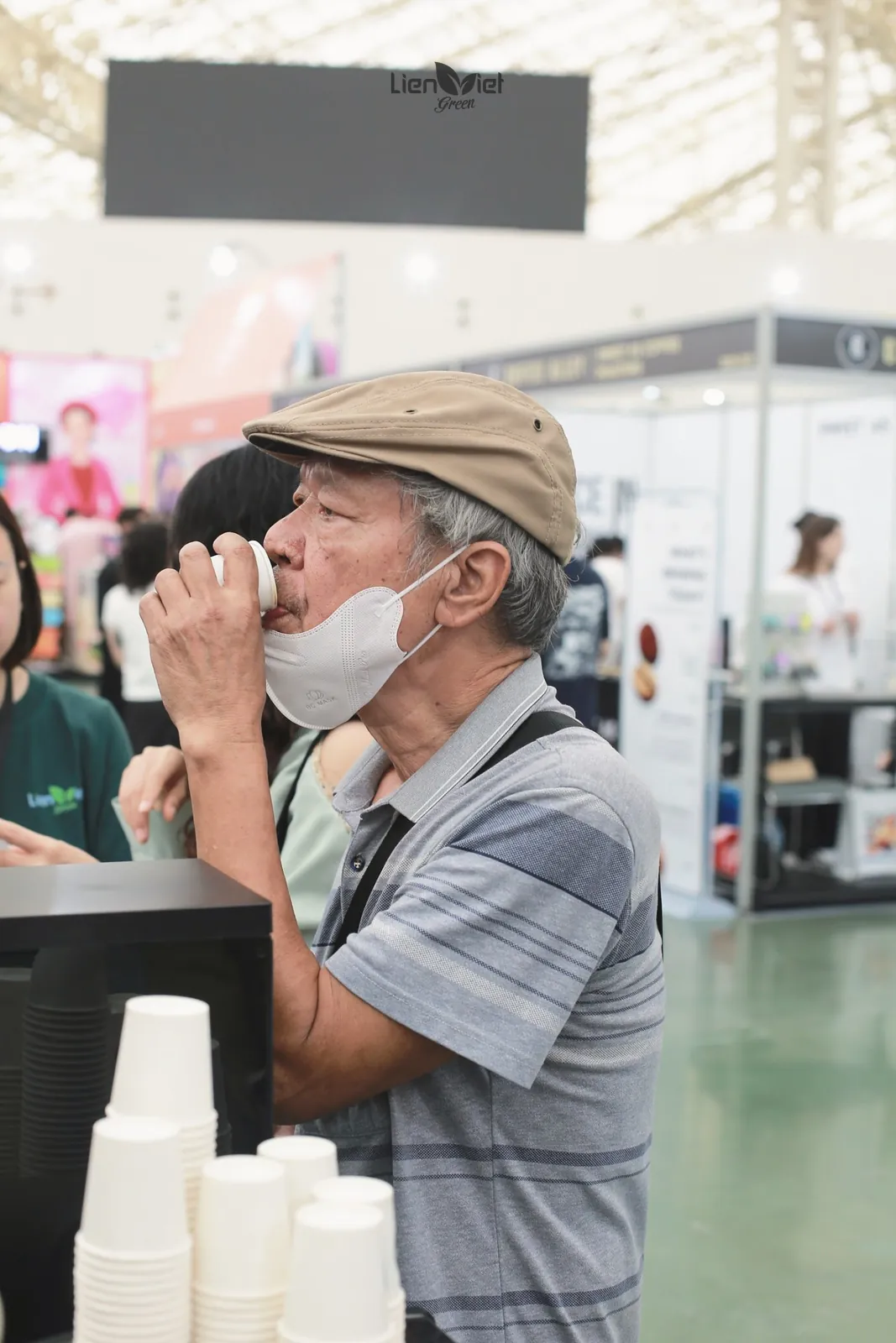 Khách uống thử cà phê tại quầy Liên Việt Green ở Cafe Show 2026.