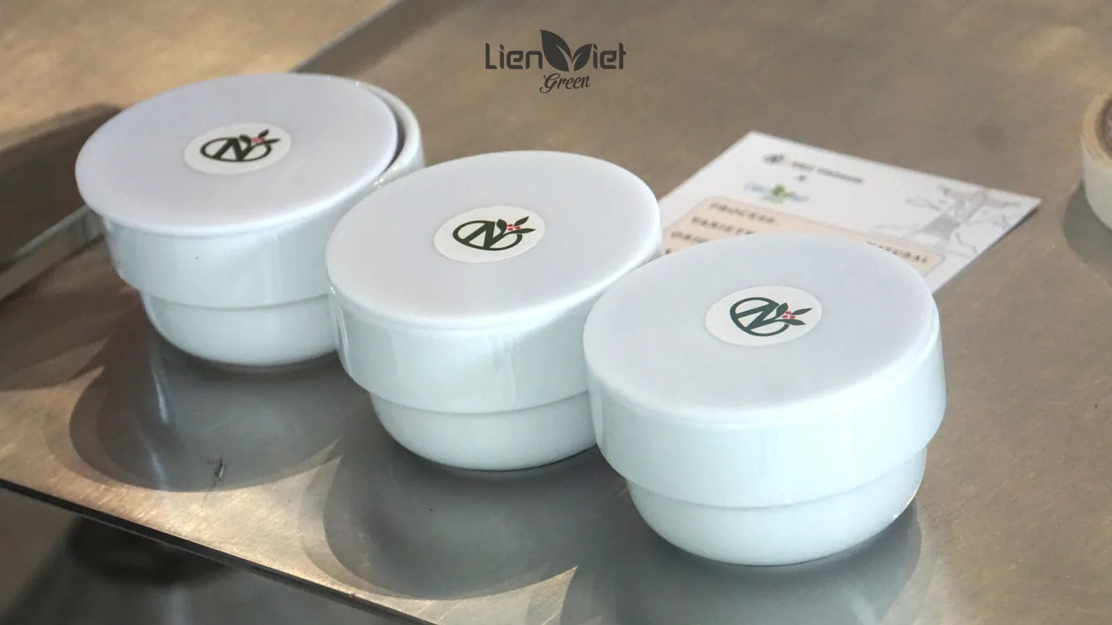 Bát cupping in logo Liên Việt Green dùng để thử nếm, đối chiếu chất lượng giữa các mẻ rang, tại sự kiện cupping ở Beanbus Coffee