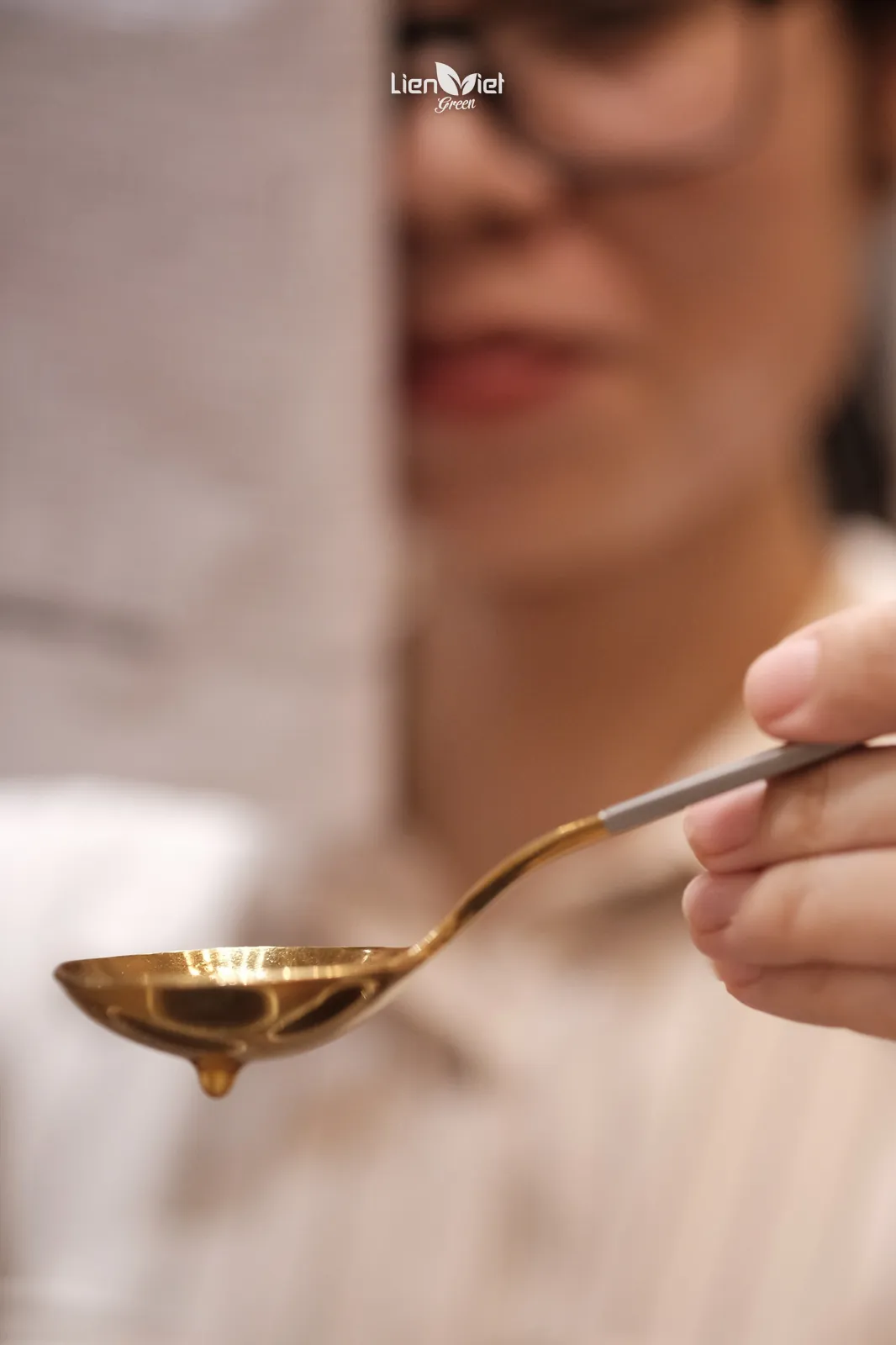 Thìa cupping bằng đồng chứa cà phê trong buổi cupping Fine Robusta – nơi đánh giá hương thơm tự nhiên của hạt