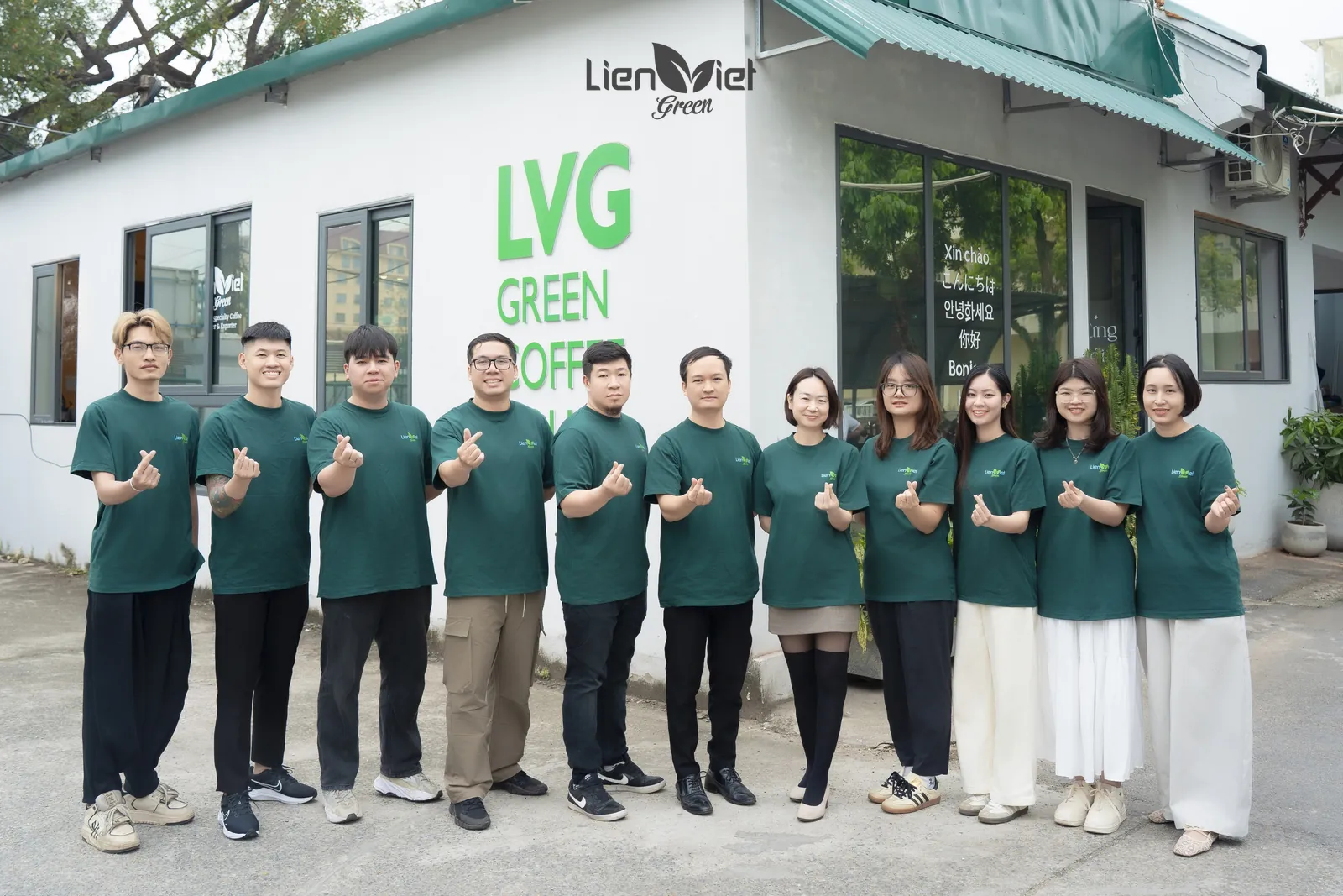 Đội ngũ Liên Việt Green mặc áo xanh trước xưởng LVG Green Coffee House