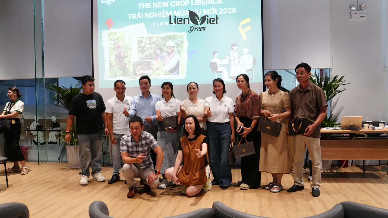 Nông dân, khách mời và đội Liên Việt Green tại sự kiện The New Crop Liberica – Trải nghiệm mùa vụ mới 2026