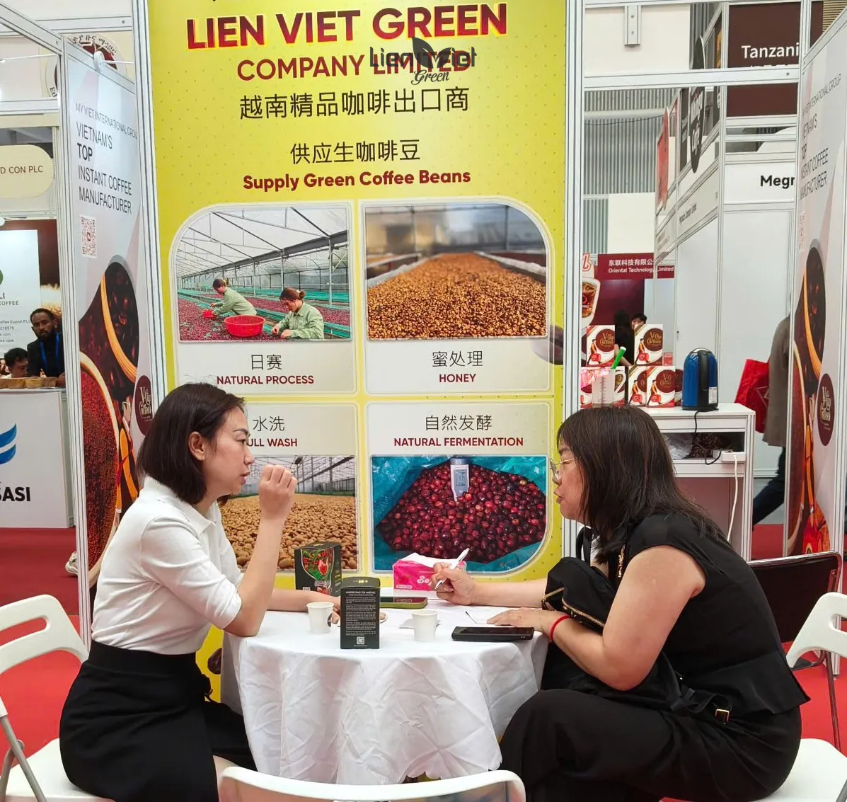 Ms Huong (Mayer Chan), founder of Lien Viet Green, meeting a buyer at the negotiation table, Cofair 2025
