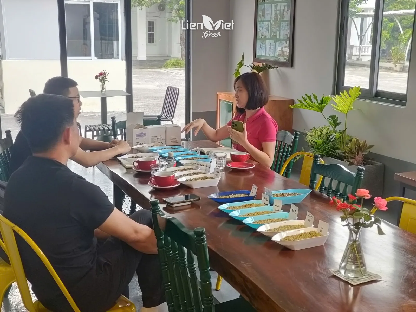 Đại diện Liên Việt Green giới thiệu các khay mẫu nhân xanh cho đối tác bên bàn họp