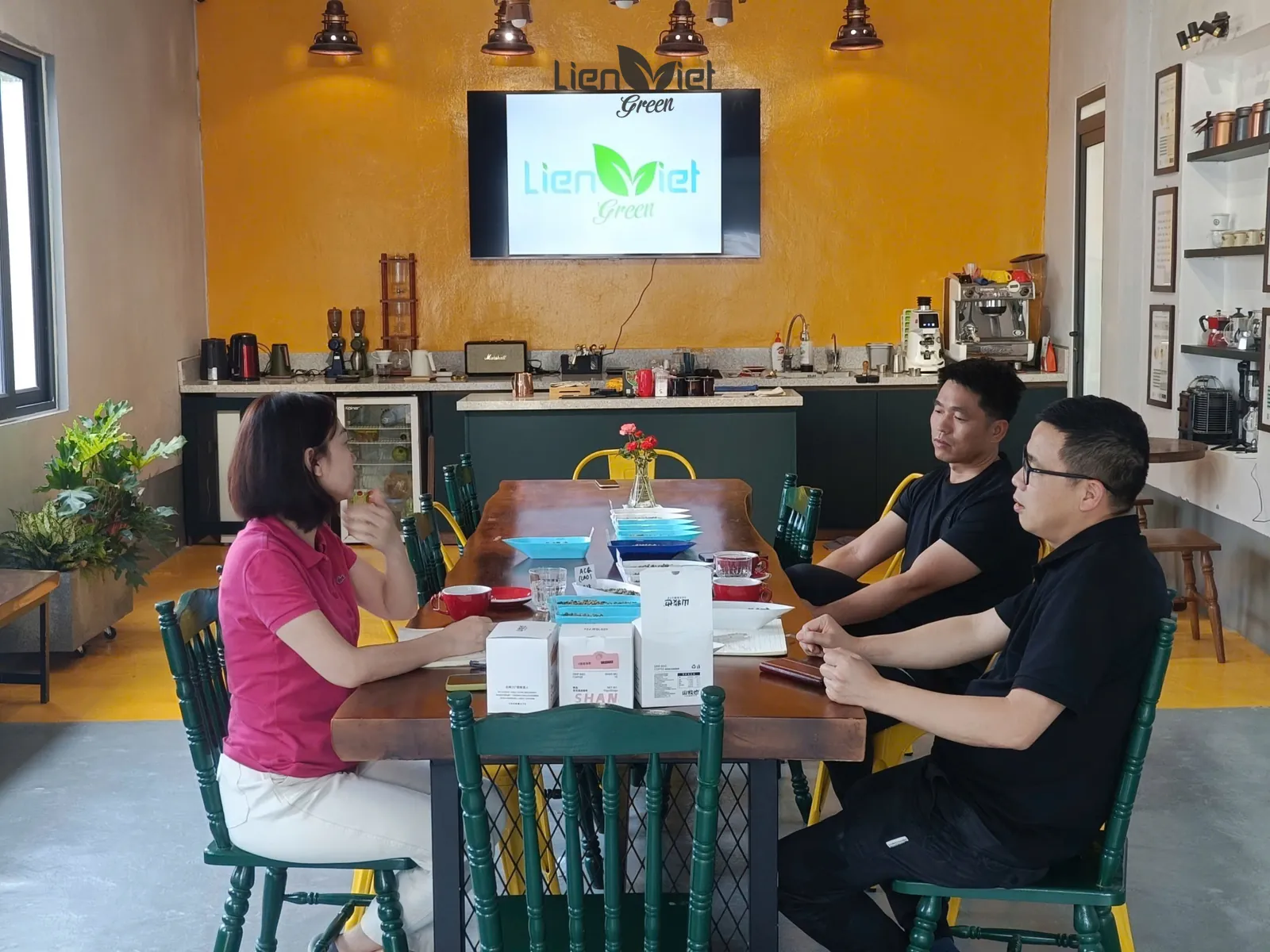 Chị Hương (Mayer Chan), chủ Công ty Liên Việt Xanh, làm việc với khách Trung Quốc tại phòng thử nếm Liên Việt Green ngày 5/6