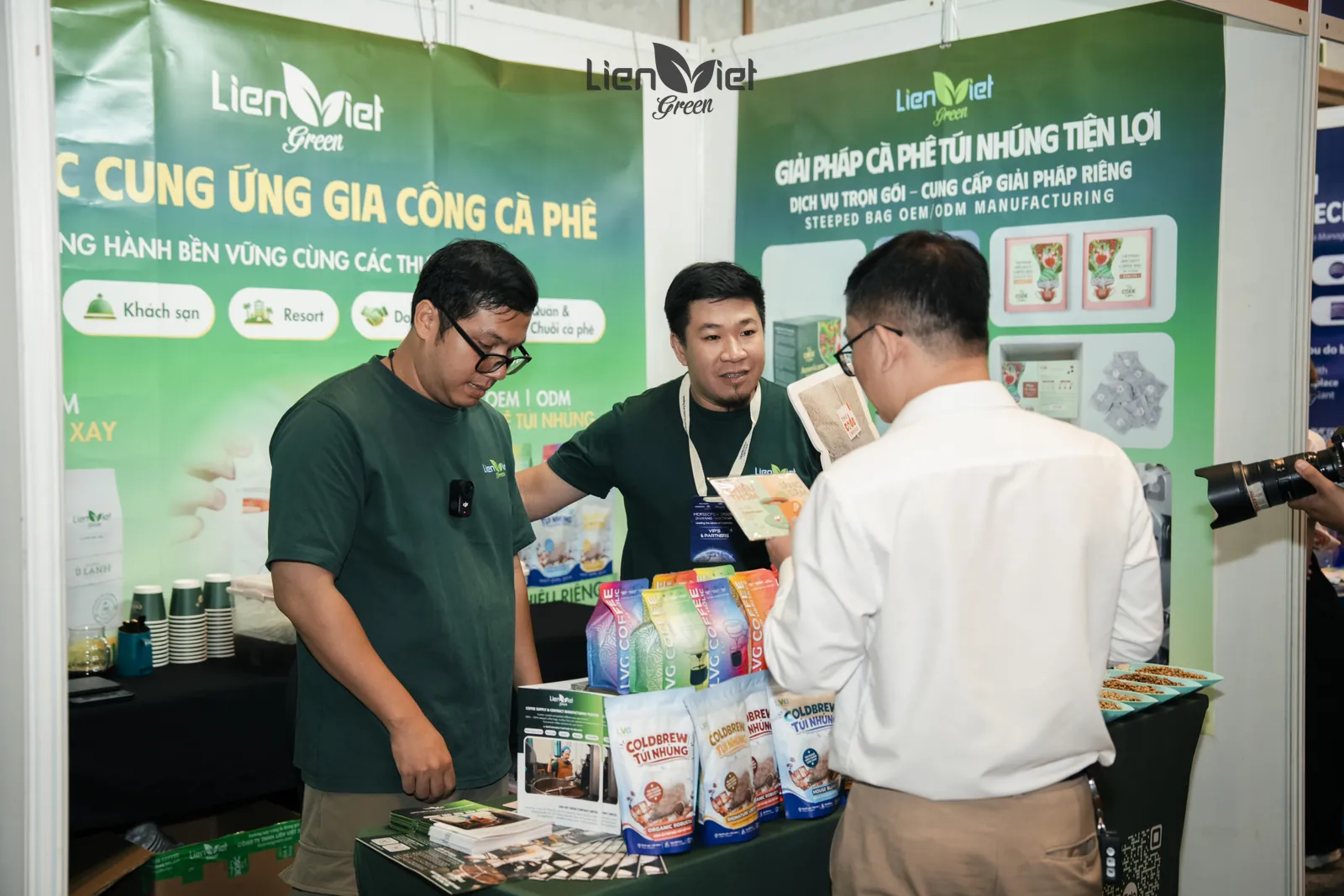 Nhân viên Liên Việt Green tư vấn giải pháp cà phê mộc và OEM cho khách tại gian hàng Hội chợ Đà Nẵng