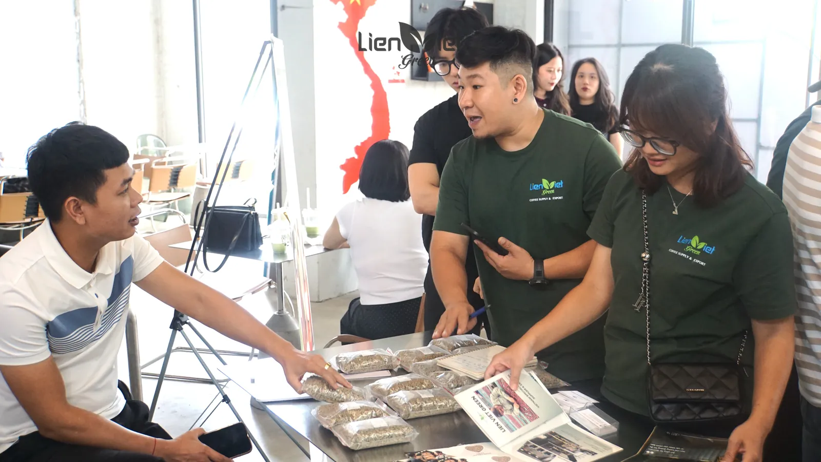 Đội ngũ Liên Việt Green giới thiệu các túi hạt xanh và vùng nguyên liệu cho khách tại Cupping Day ở Beanbus Coffee
