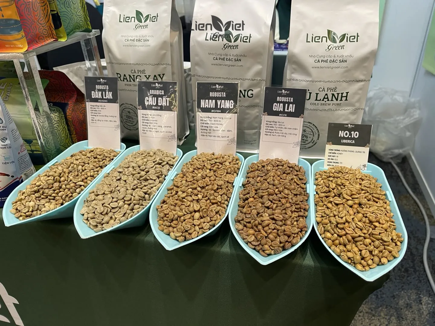 Five trays of green coffee from Dak Lak, Cau Dat, Nam Yang and Gia Lai, raw material for blending, displayed at the Lien Viet Green booth, Da Nang trade fair