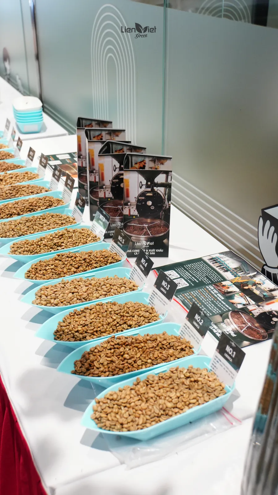Các khay mẫu cà phê nhân từ nhiều trang trại kèm thẻ thông tin, trưng bày tại sự kiện The New Crop – Trải nghiệm mùa vụ mới