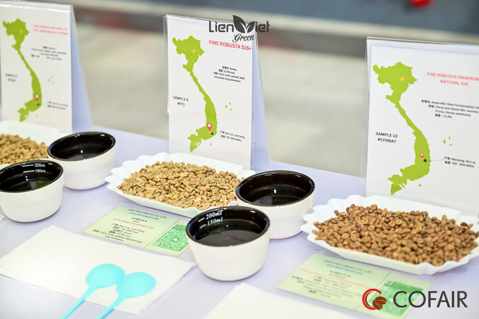 Các khay mẫu hạt nhân và bảng bản đồ vùng trồng Việt Nam tại gian hàng Liên Việt Green, Hội chợ COFAIR 2024