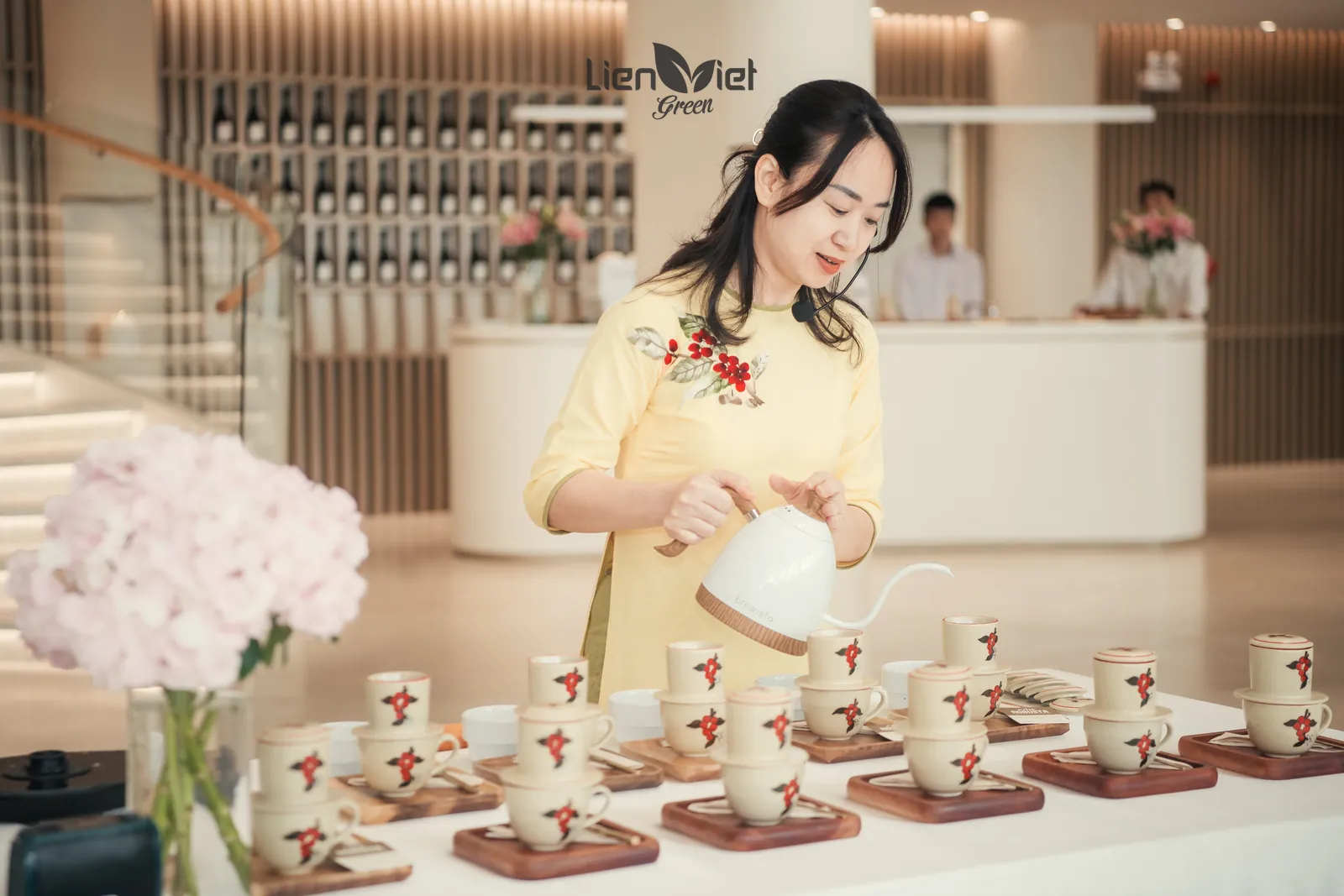 Chị Hương (Mayer Chan) rót nước từ ấm cổ ngỗng vào dãy phin sứ để chiết xuất chậm