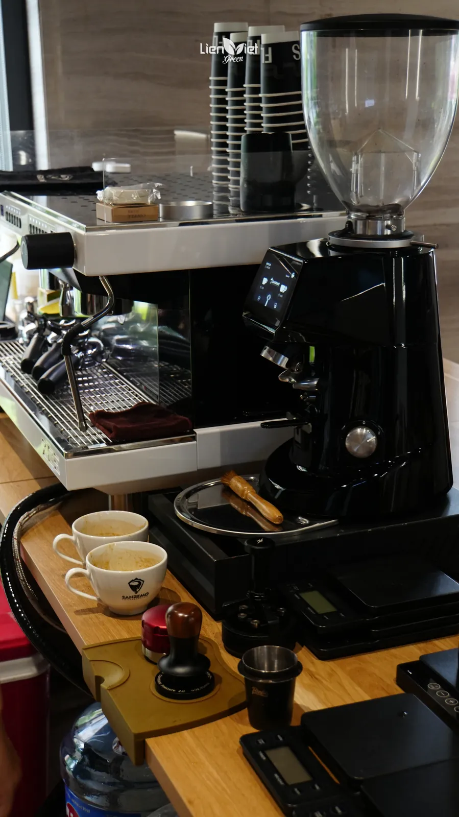 Máy pha espresso và máy xay cà phê tại quầy bar sự kiện The New Crop – Trải nghiệm mùa vụ mới