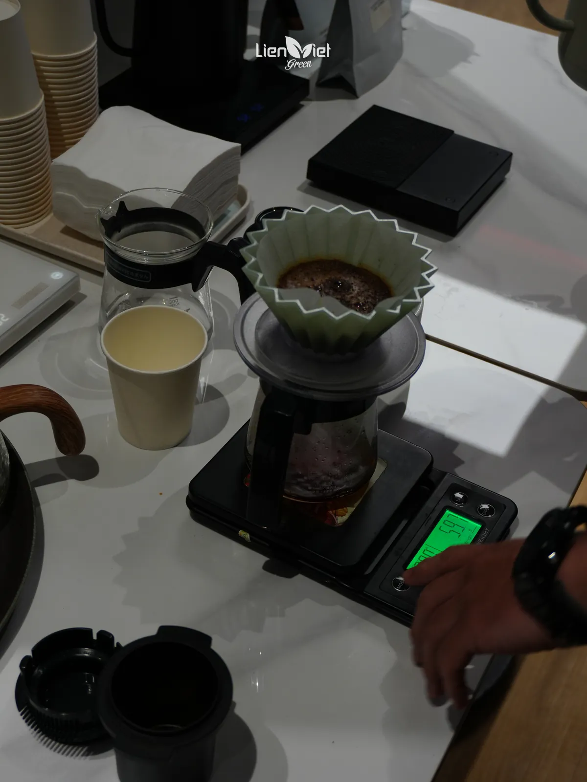 Cà phê pour-over chiết xuất qua phễu lọc trên cân điện tử – cách pha làm nổi độ chua sáng, tại Flow & Brew #01