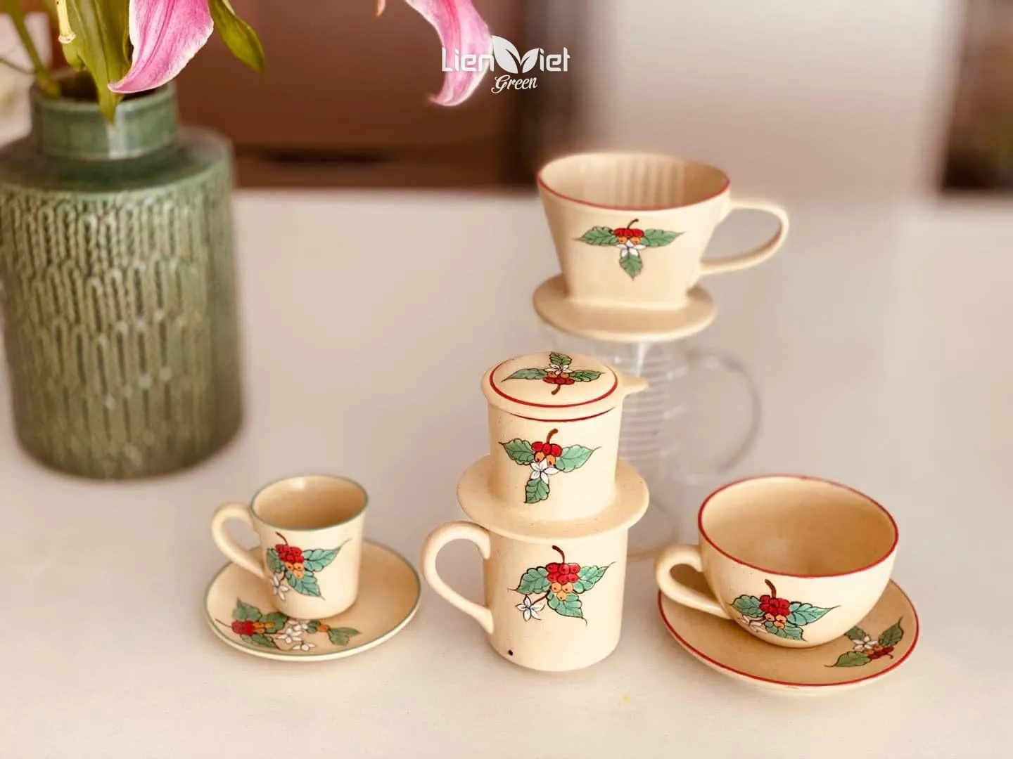 Bộ phin, phễu và tách gốm vẽ tay hoạ tiết cành cà phê – món quà mang lại trải nghiệm pha cà phê tại nhà