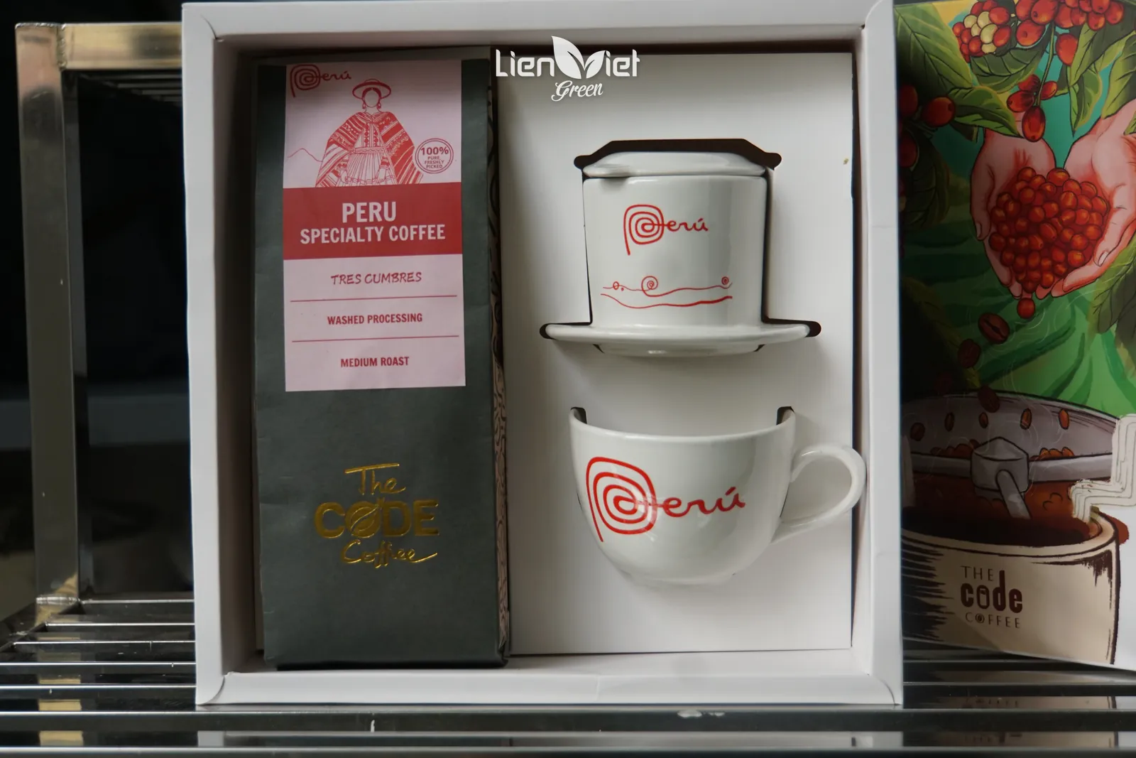 Gift box with a Peru specialty coffee bag and a porcelain phin set