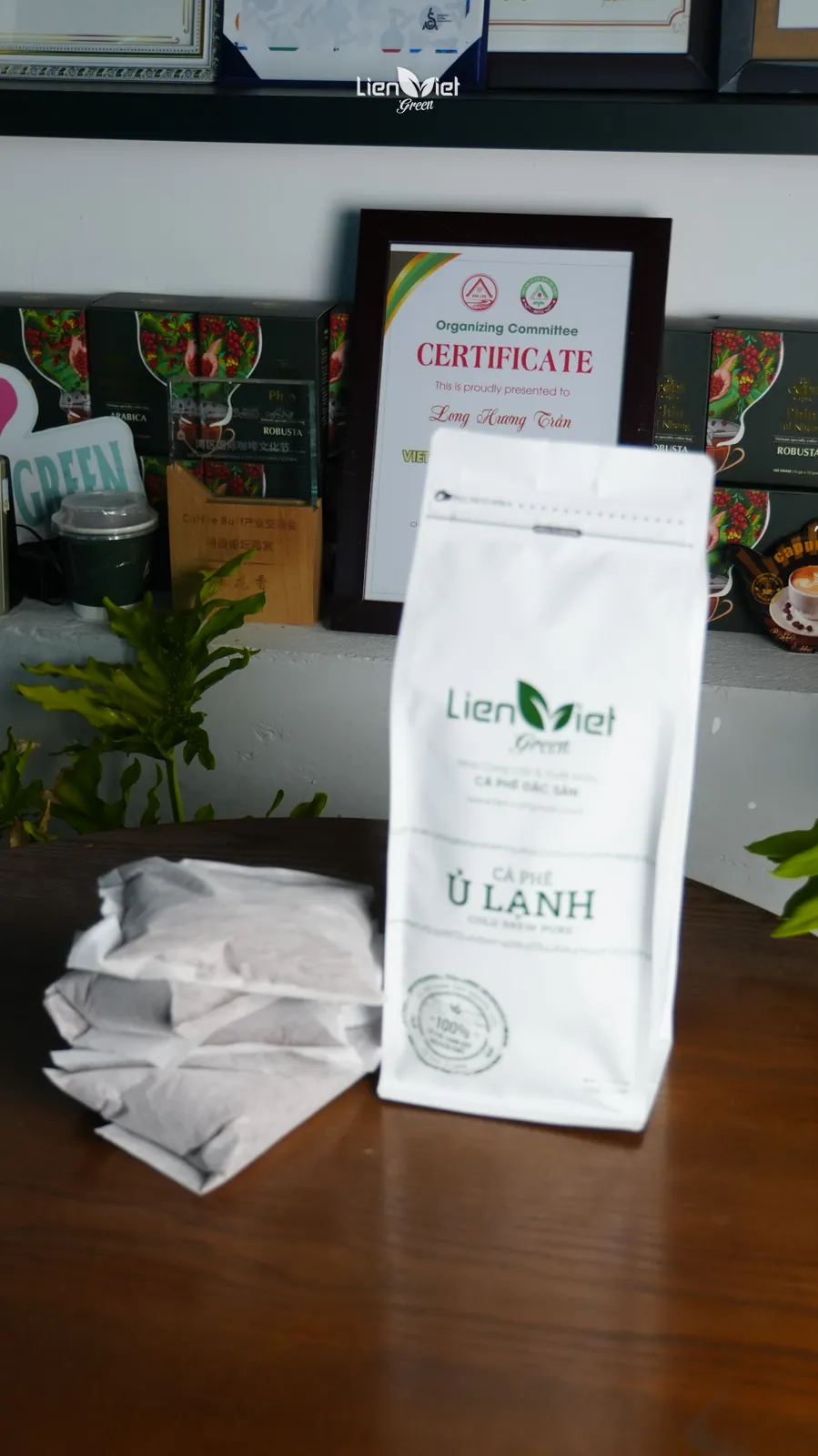 Túi cà phê ủ lạnh Liên Việt Green cạnh các gói lọc cold brew