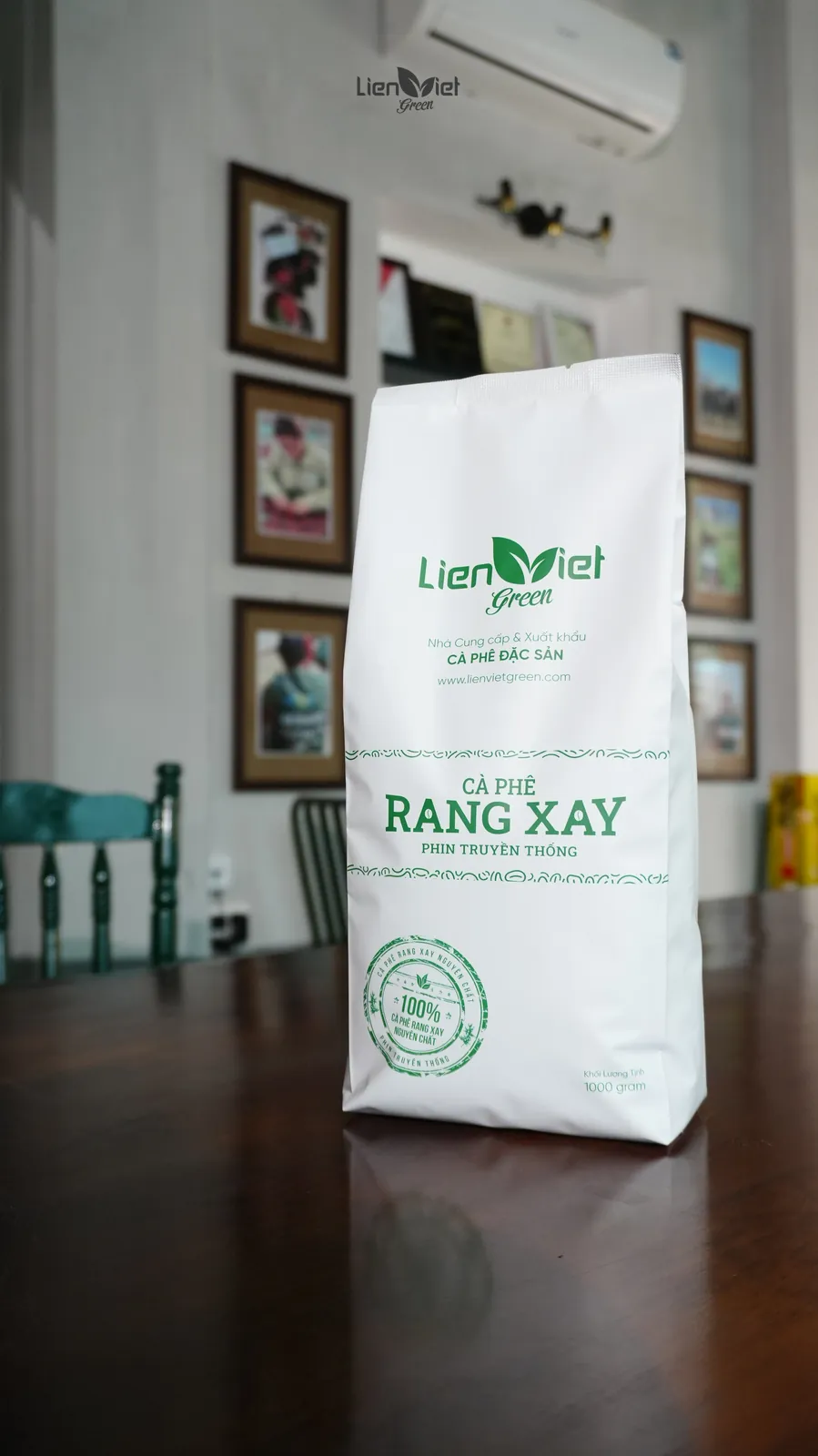 Túi trắng Cà phê Rang xay Phin truyền thống Liên Việt Green trên bàn gỗ trong văn phòng