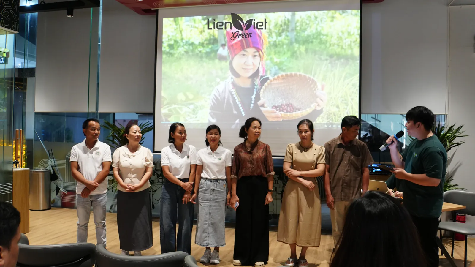 Người dẫn chương trình Liên Việt Green giới thiệu đại diện nông dân các trang trại trên sân khấu sự kiện The New Crop – Trải nghiệm mùa vụ mới