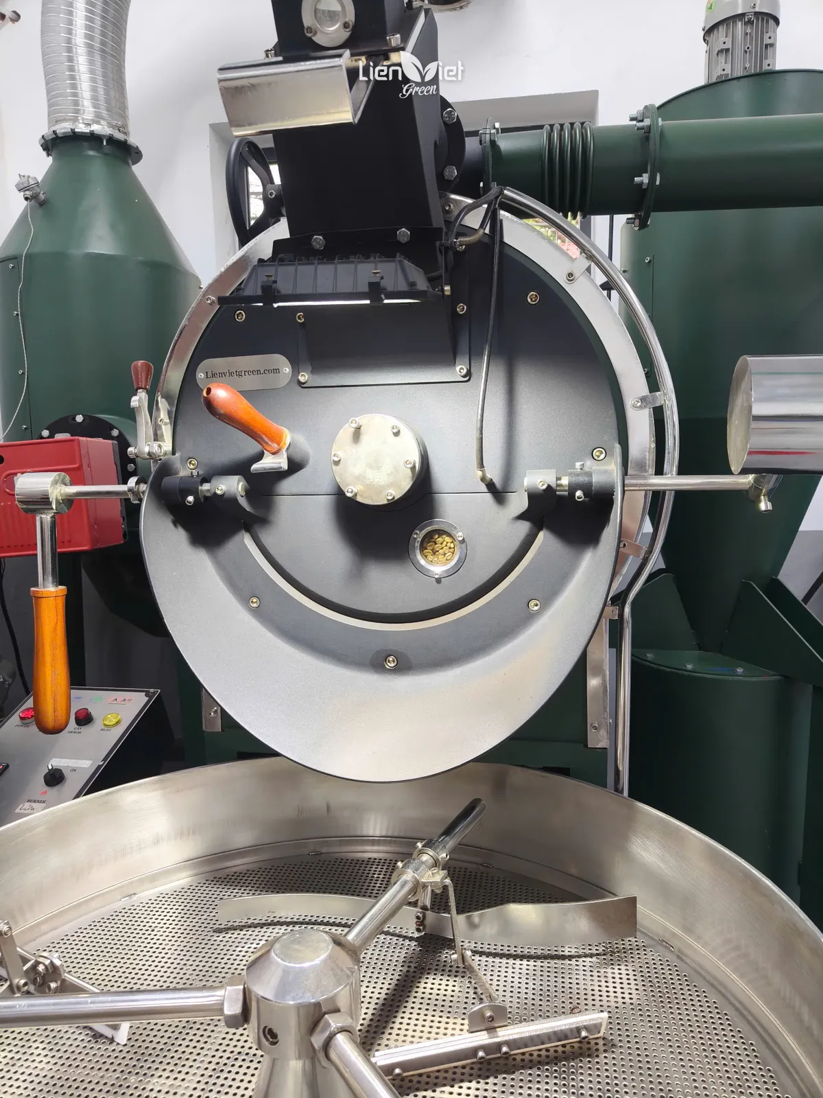 Máy rang cà phê công nghiệp mở cửa lồng rang, phía dưới là mâm làm nguội inox
